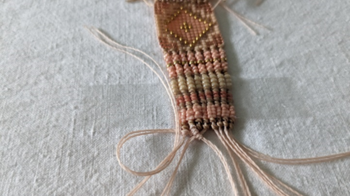Bracelet with central weave and micro macramé : Step 14 Bracelet with central weave and micro macramé : Step 14