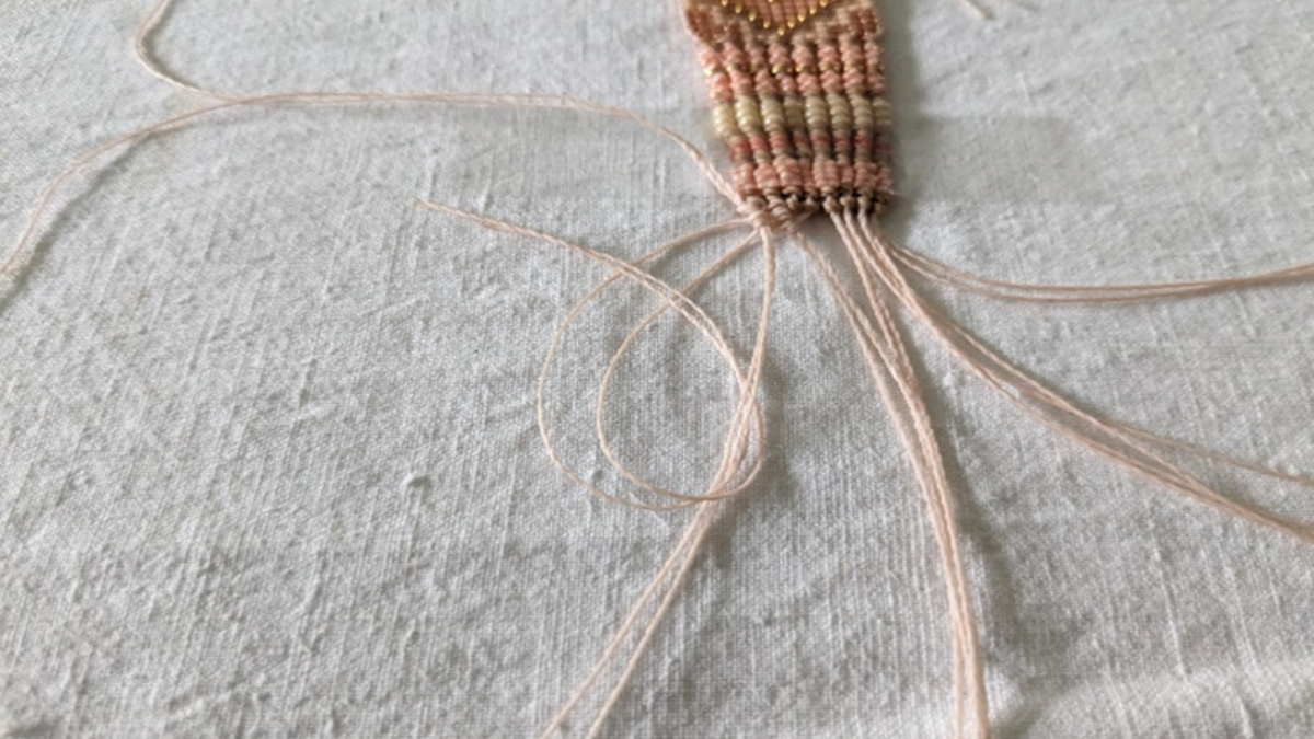Bracelet with central weave and micro macramé : Step 15 Bracelet with central weave and micro macramé : Step 15
