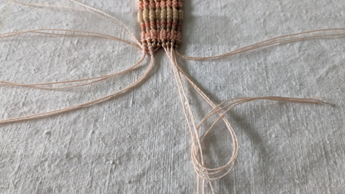 Bracelet with central weave and micro macramé : Step 16 Bracelet with central weave and micro macramé : Step 16