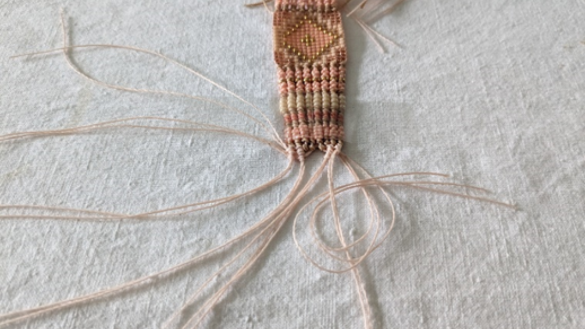Bracelet with central weave and micro macramé : Step 17 Bracelet with central weave and micro macramé : Step 17