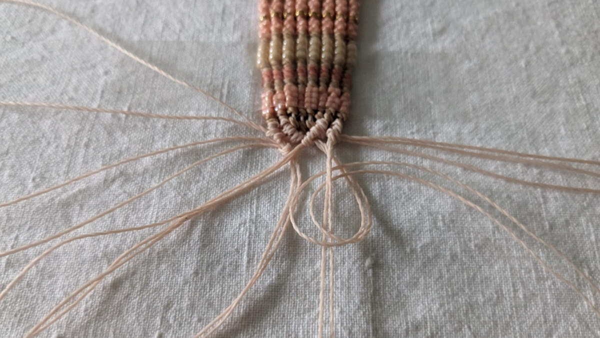 Bracelet with central weave and micro macramé : Step 19 Bracelet with central weave and micro macramé : Step 19