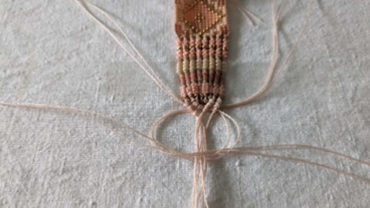 Bracelet with central weave and micro macramé : Step 20 Bracelet with central weave and micro macramé : Step 20