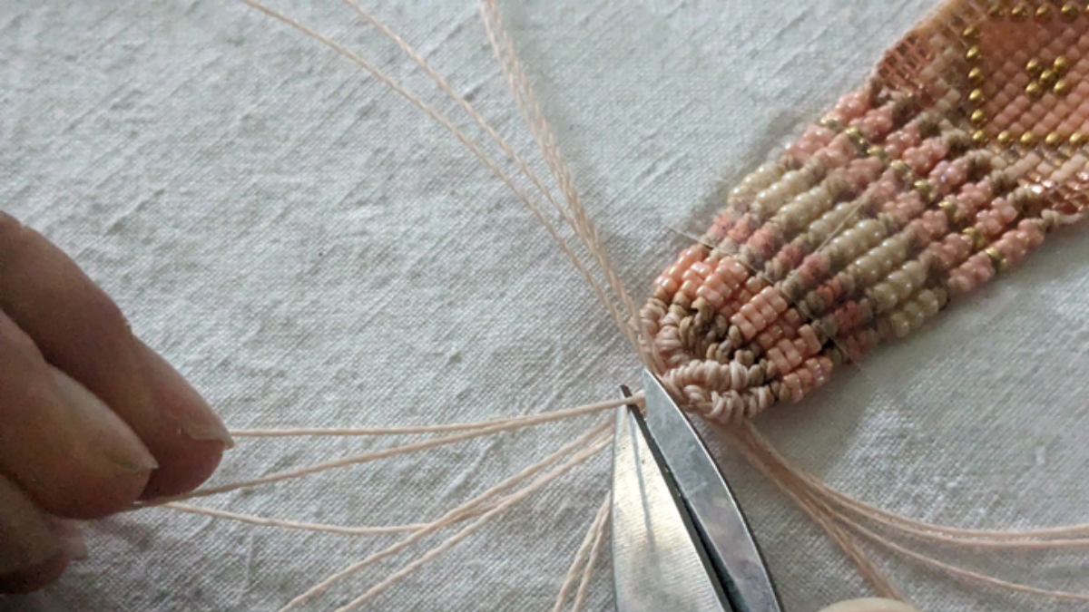 Bracelet with central weave and micro macramé : Step 21 Bracelet with central weave and micro macramé : Step 21