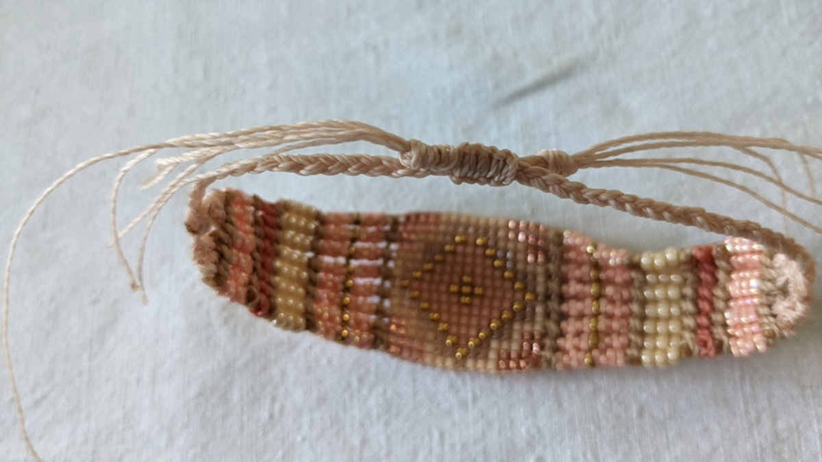 Bracelet with central weave and micro macramé : Step 24 Bracelet with central weave and micro macramé : Step 24
