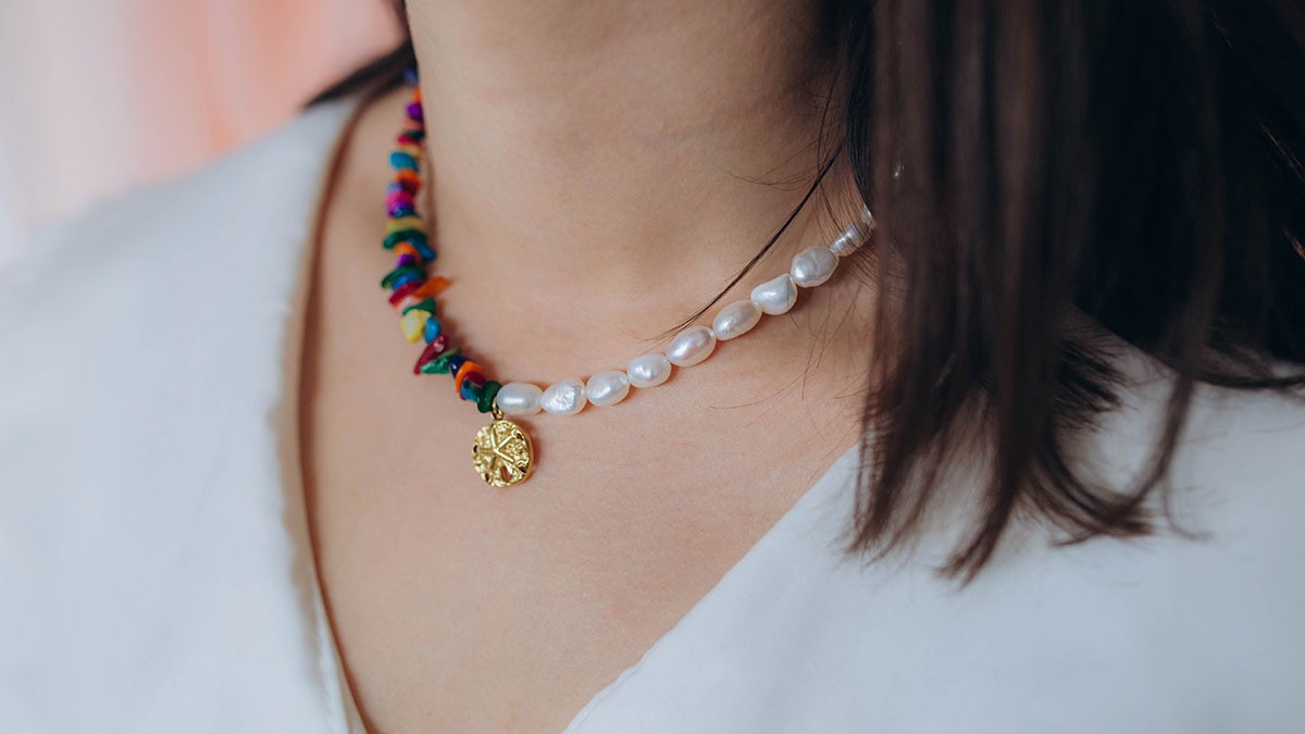 Necklace with freshwater pearls and shell chip beads