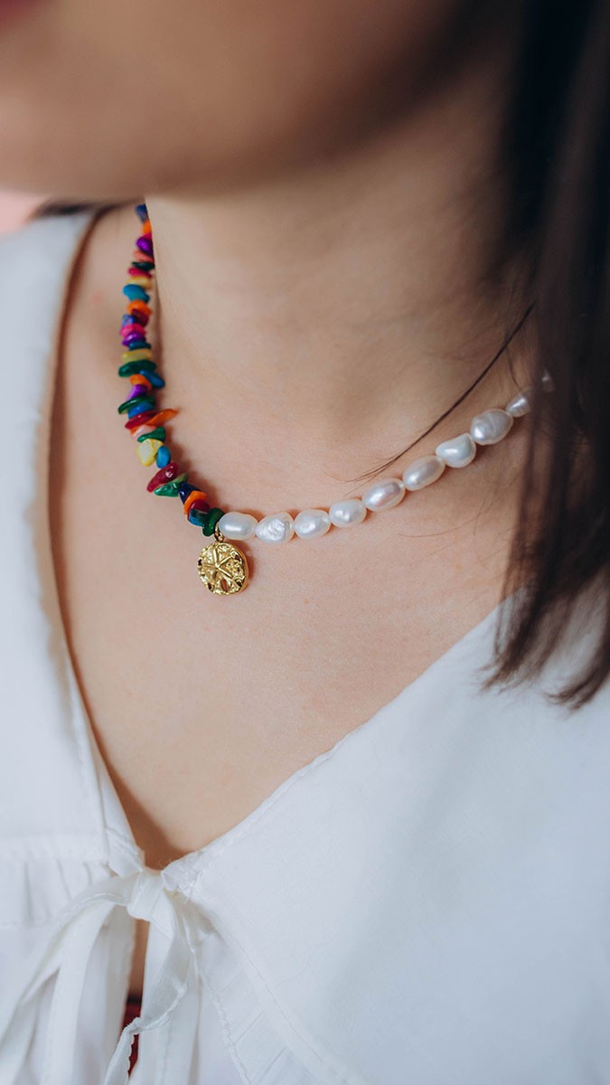 Schema  Necklace with freshwater pearls and shell chip beads