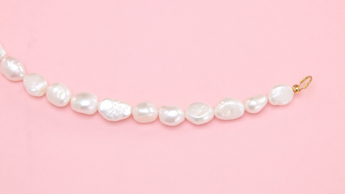 Necklace with freshwater pearls and shell chip beads : Step 2