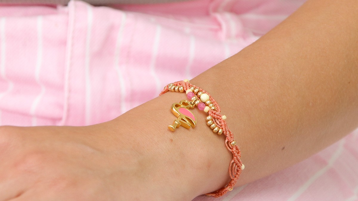 Summer bracelet in micro-macramé