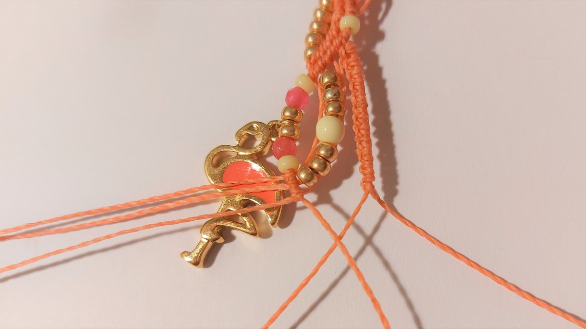 Summer bracelet in micro-macramé : Step 20