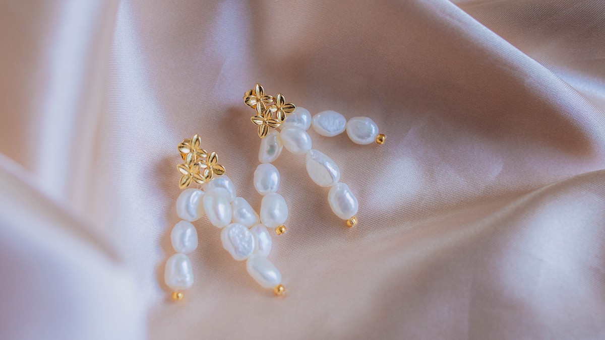 Freshwater pearl dangling earrings