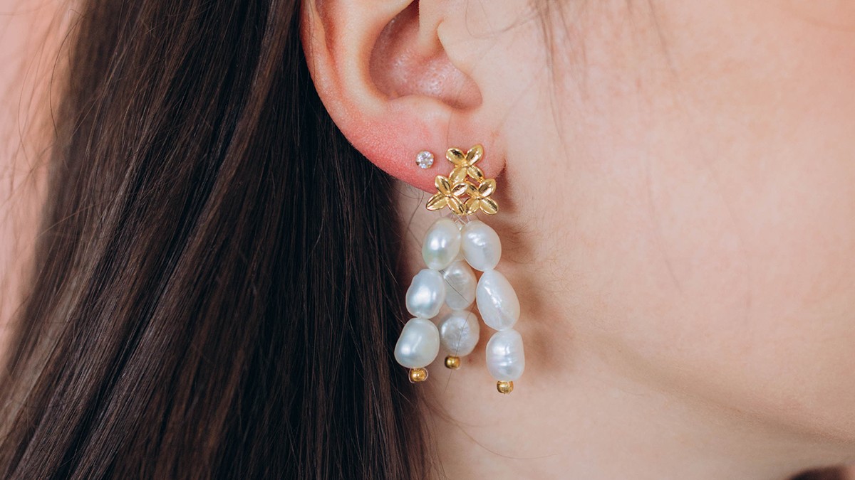 Schema  Freshwater pearl dangling earrings