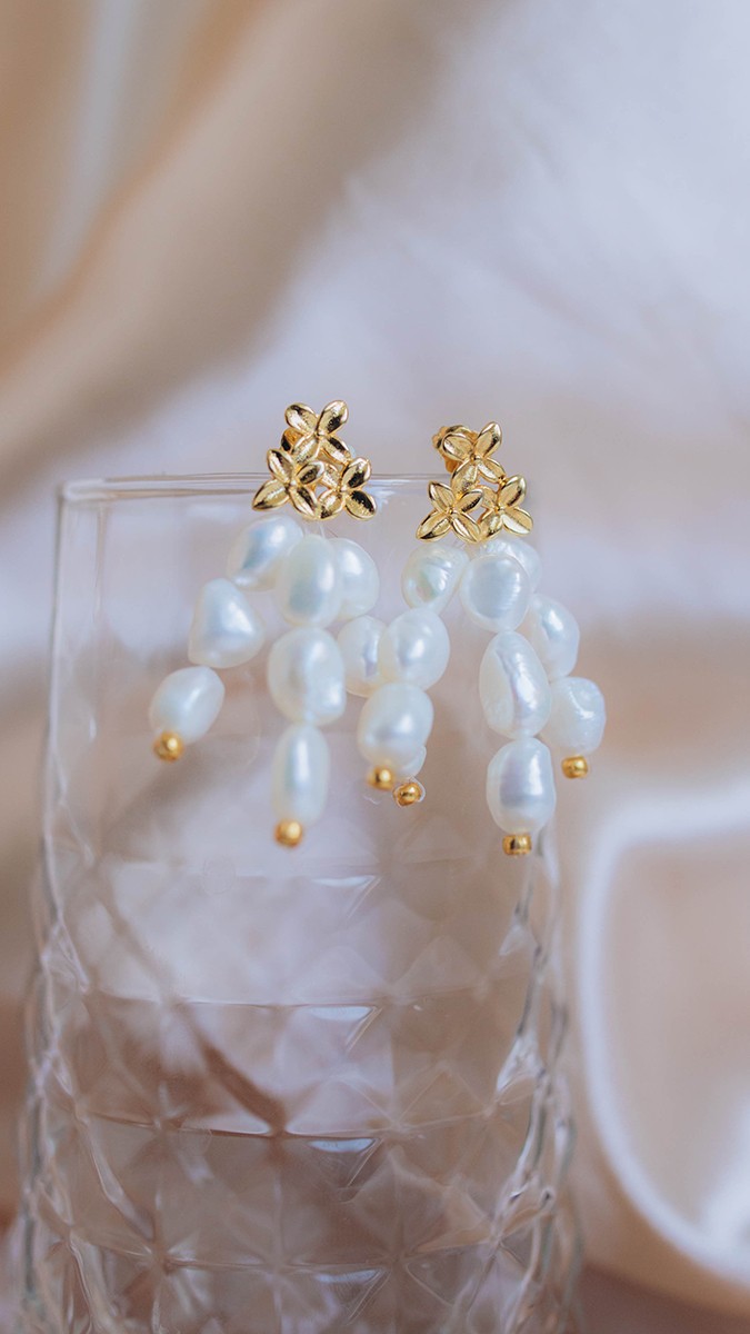 Schema  Freshwater pearl dangling earrings