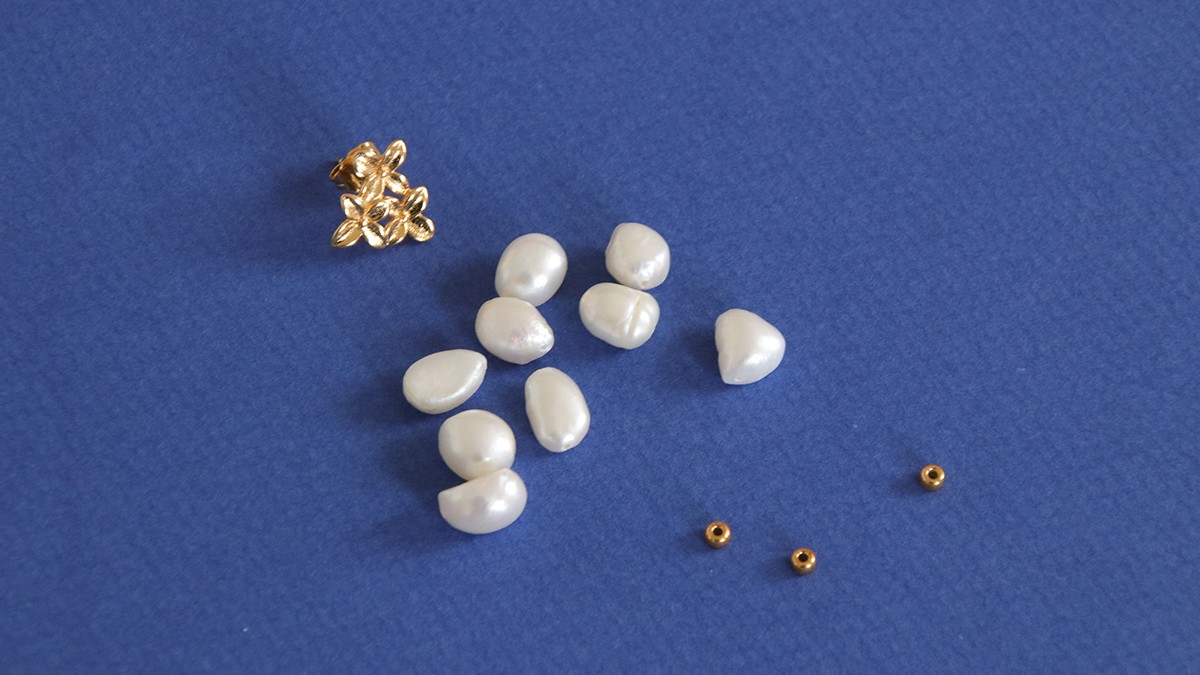 Freshwater pearl dangling earrings : Step 1