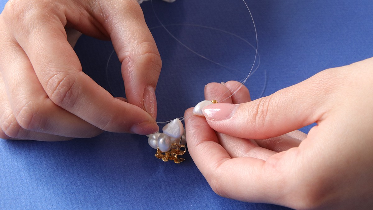 Freshwater pearl dangling earrings : Step 8