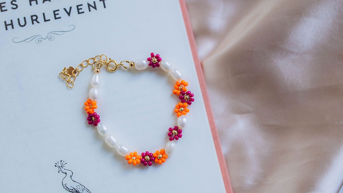 Schema Freshwater pearl and seed bead flower bracelet Schema Freshwater pearl and seed bead flower bracelet