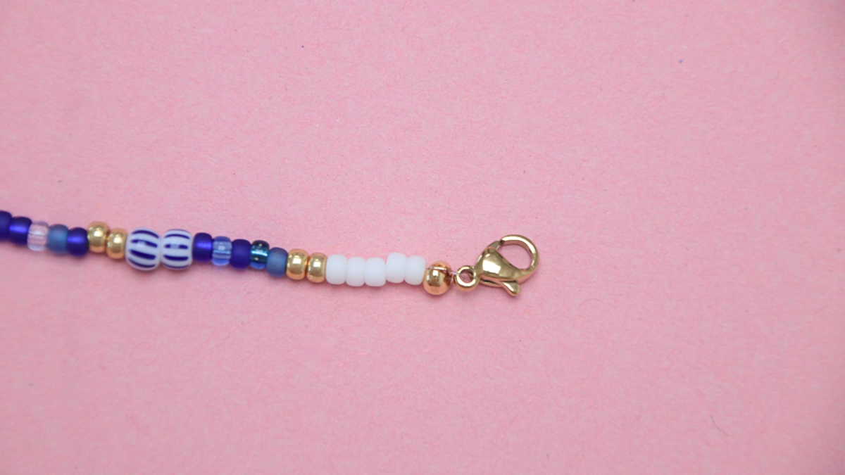 White and blue pearl necklace for summer - Miyuki stones and freshwater pearls : Step 7