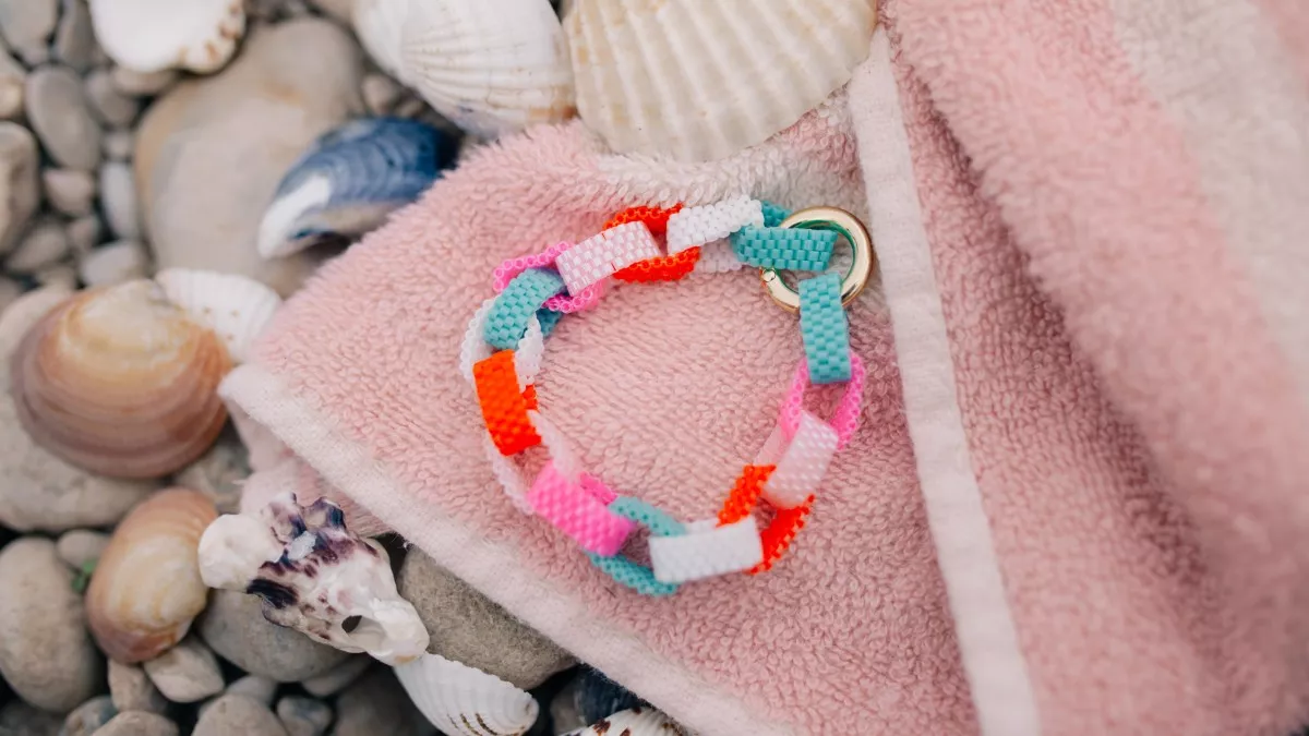 Schema  Miyuki Delica 10/0 beads bracelet with colored links