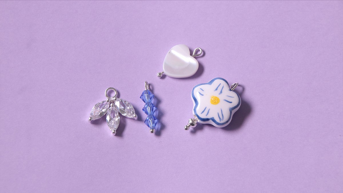 Necklace with lobster clasp, blue spinning tops and accumulation of charms : Step 4