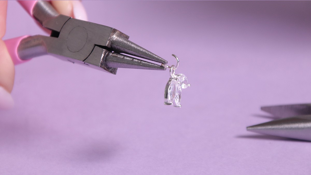 Necklace with lobster clasp, blue spinning tops and accumulation of charms : Step 10