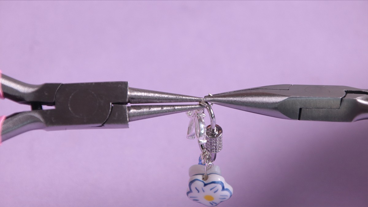 Necklace with lobster clasp, blue spinning tops and accumulation of charms : Step 11