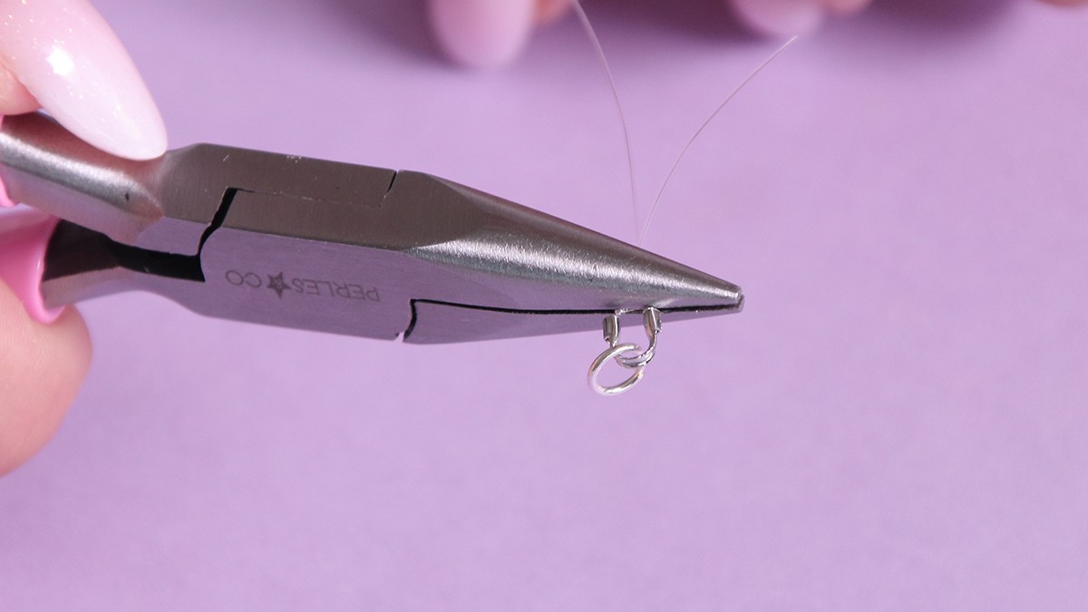 Necklace with lobster clasp, blue spinning tops and accumulation of charms : Step 6