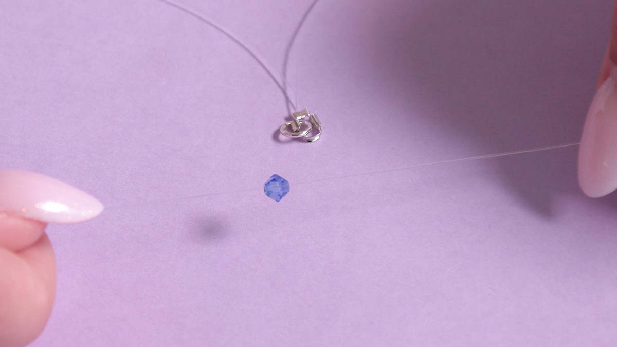 Necklace with lobster clasp, blue spinning tops and accumulation of charms : Step 7