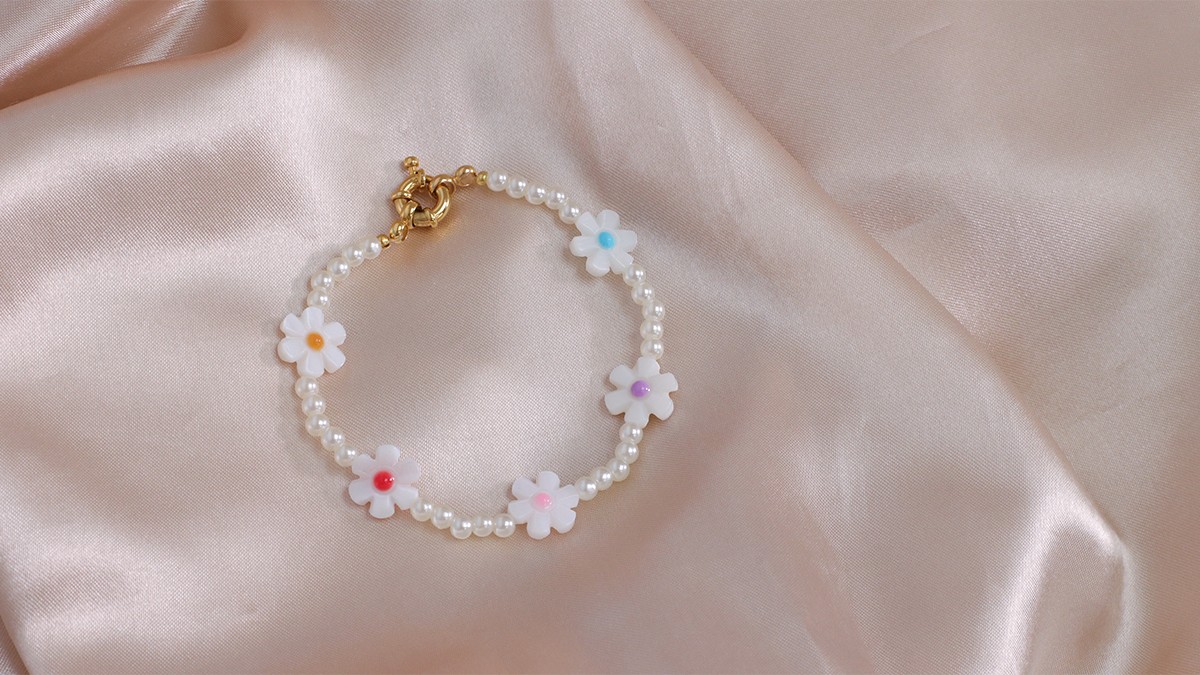 Daisy and freshwater pearl bracelet Daisy and freshwater pearl bracelet