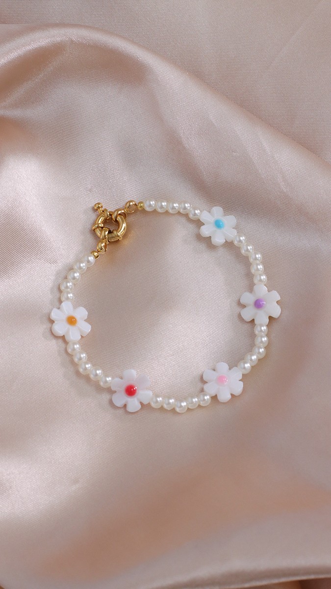 Daisy and freshwater pearl bracelet