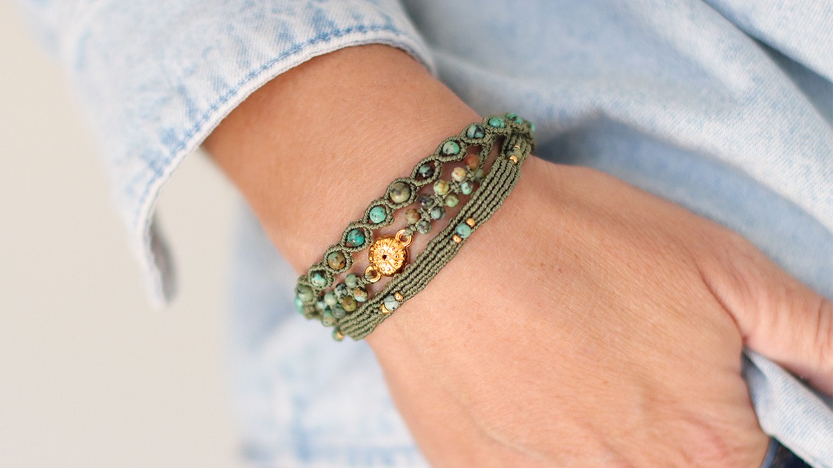 Bracelet in micro-macramé and natural stones