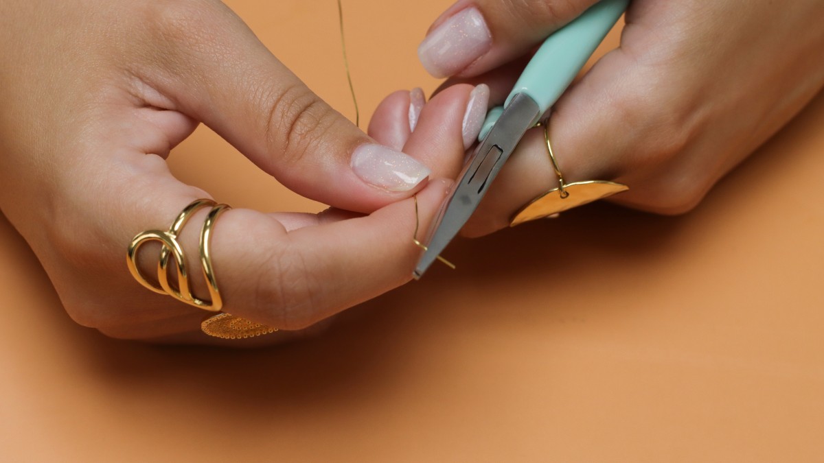 Necklaces with natural stones and letter charm : Step 1