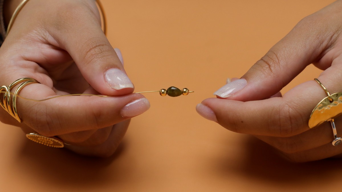 Necklaces with natural stones and letter charm : Step 3