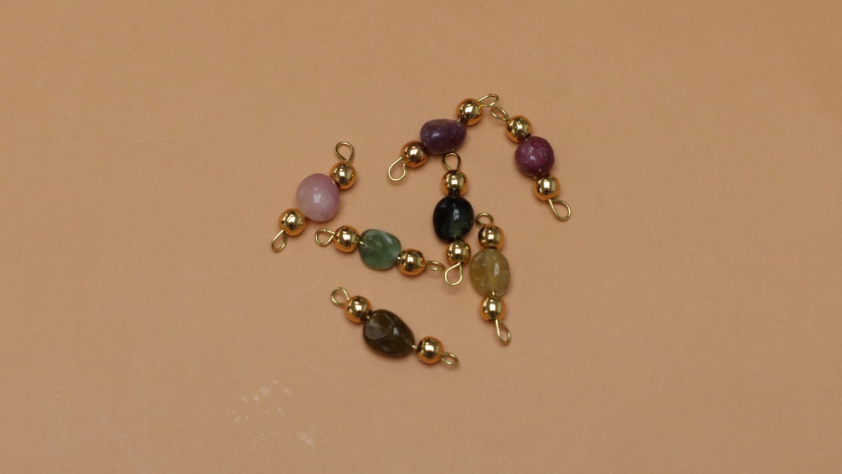 Necklaces with natural stones and letter charm : Step 5