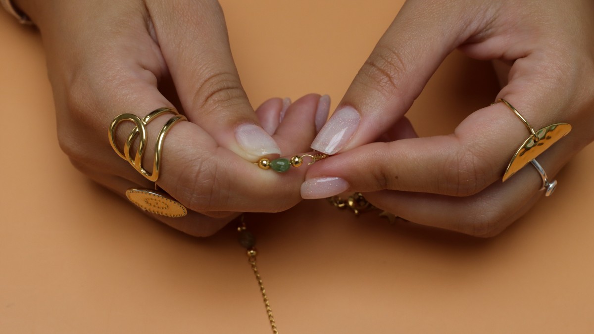 Necklaces with natural stones and letter charm : Step 7