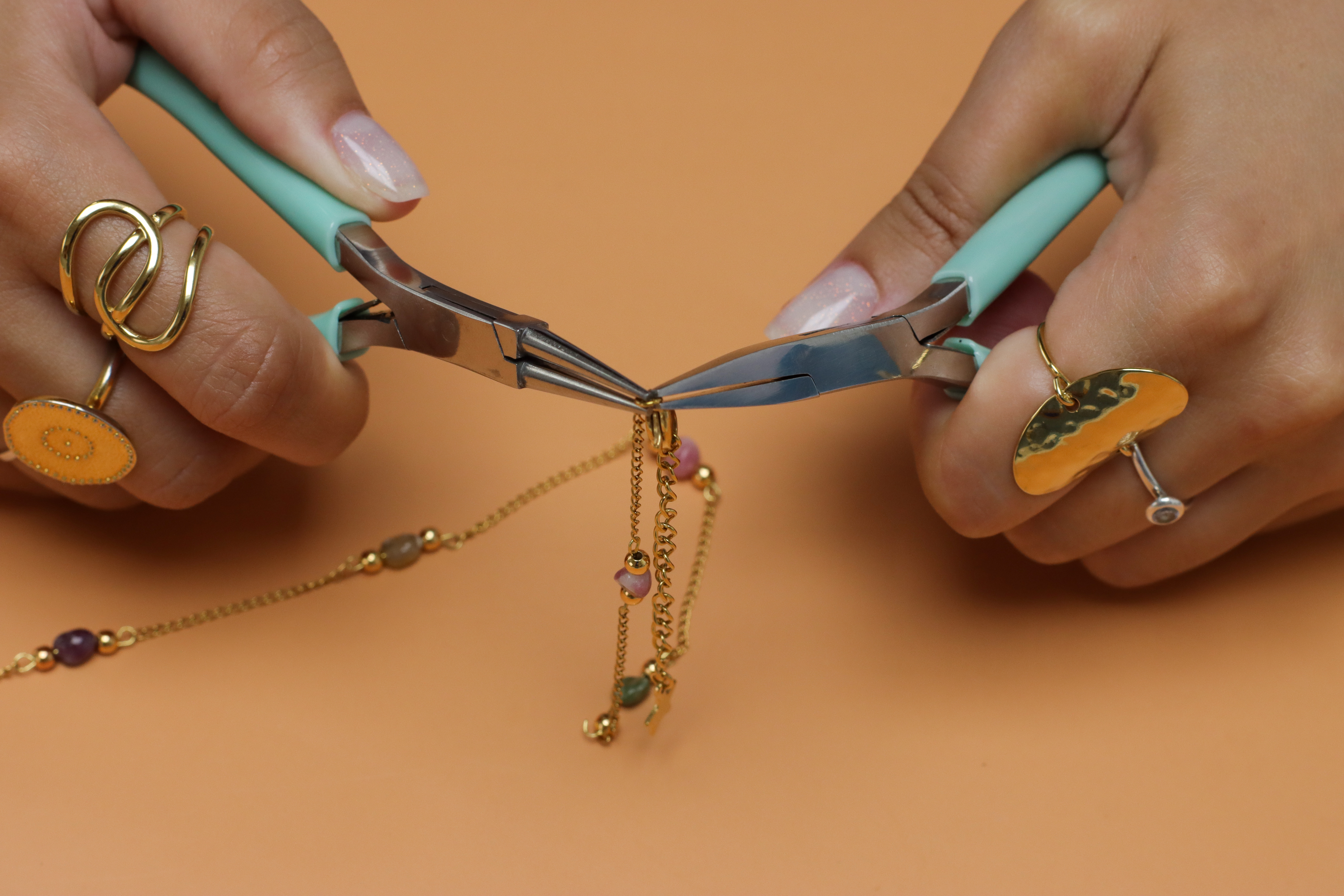 Necklaces with natural stones and letter charm : Step 8