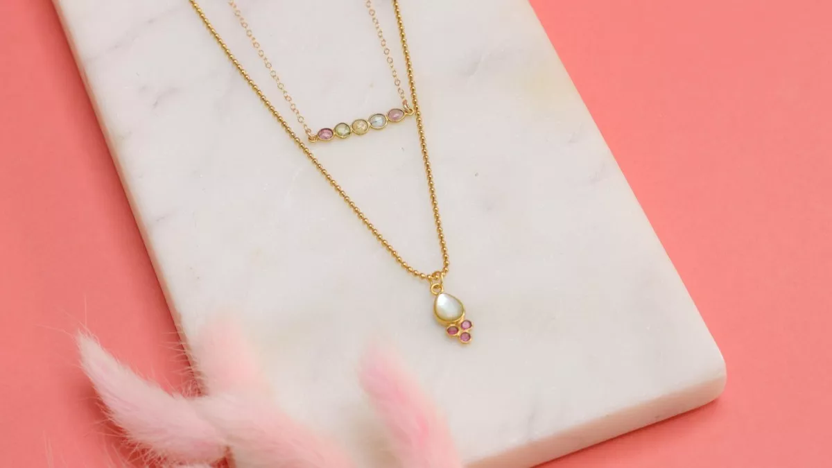 Schema  Natural stone and mother-of-pearl necklaces