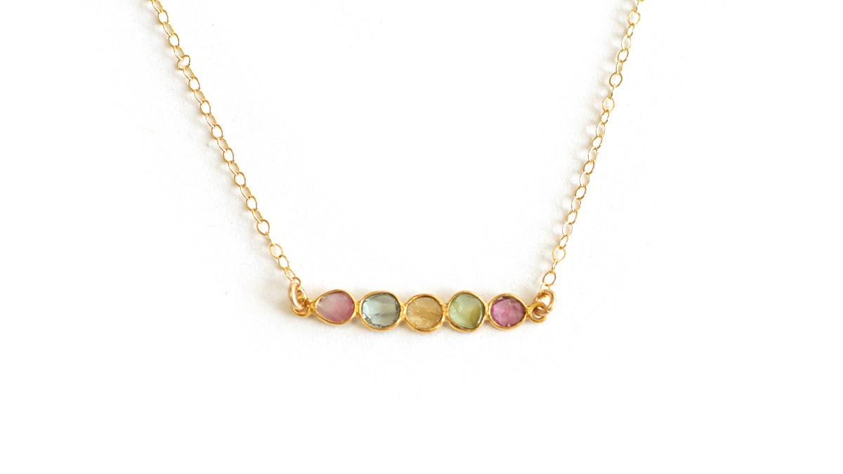 Natural stone and mother-of-pearl necklaces : Step 1