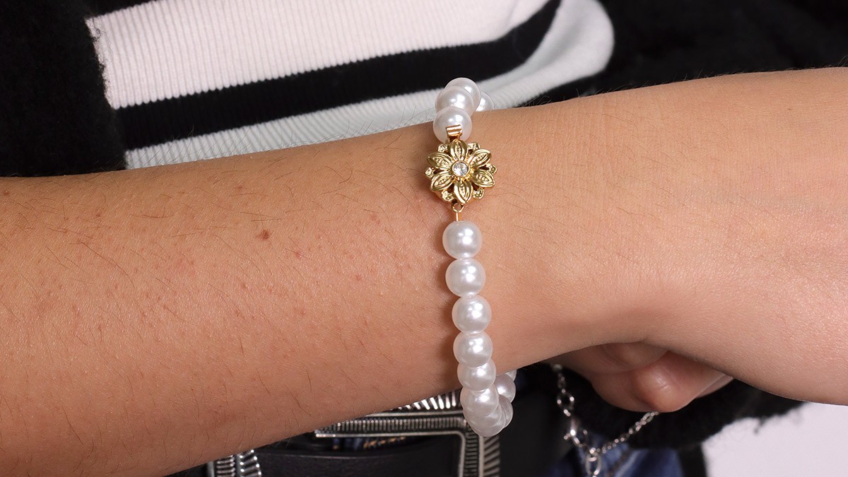 Pearl bracelet with vintage flower clasp
