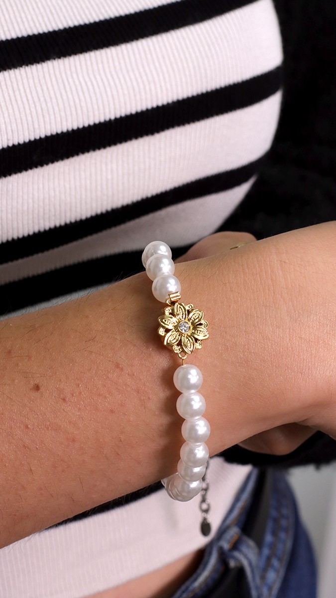 Pearl bracelet with vintage flower clasp