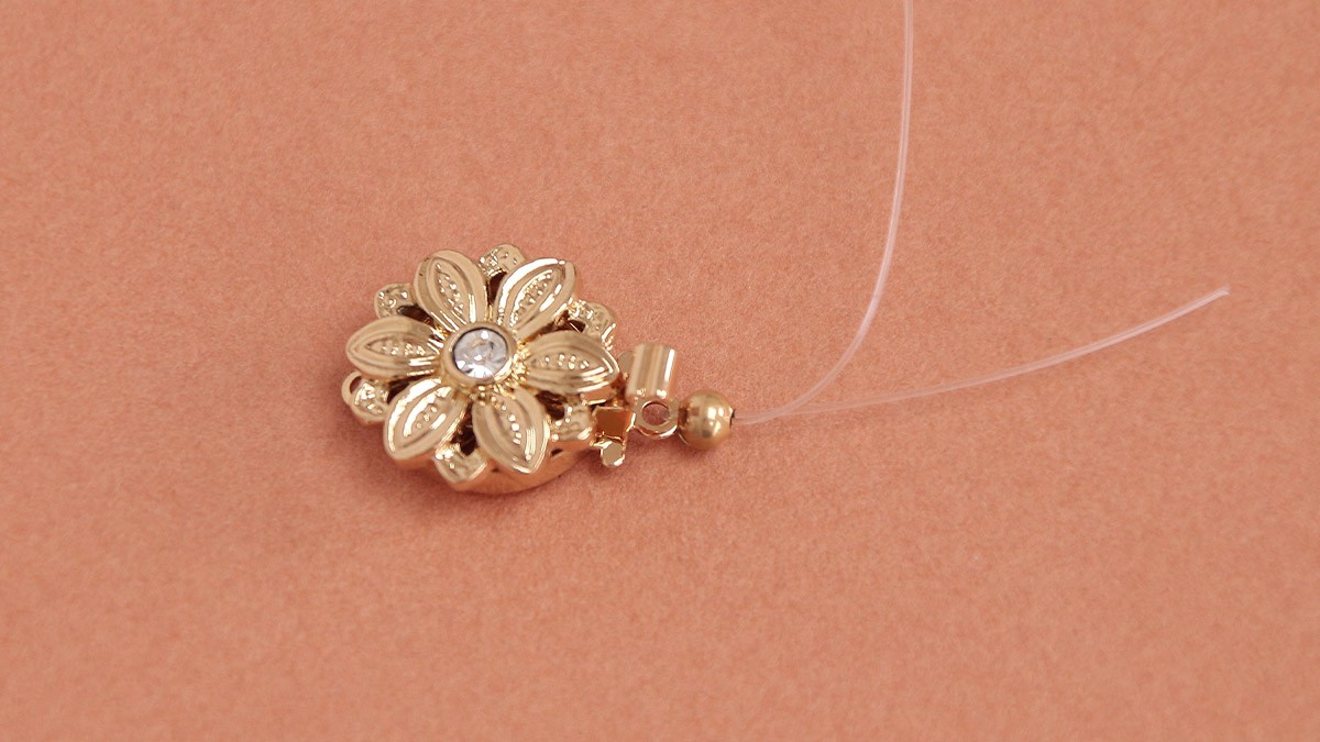 Pearl bracelet with vintage flower clasp : Step 1