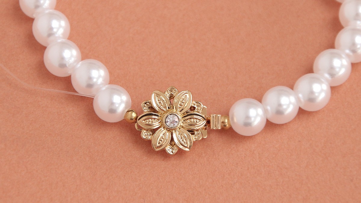 Pearl bracelet with vintage flower clasp : Step 2