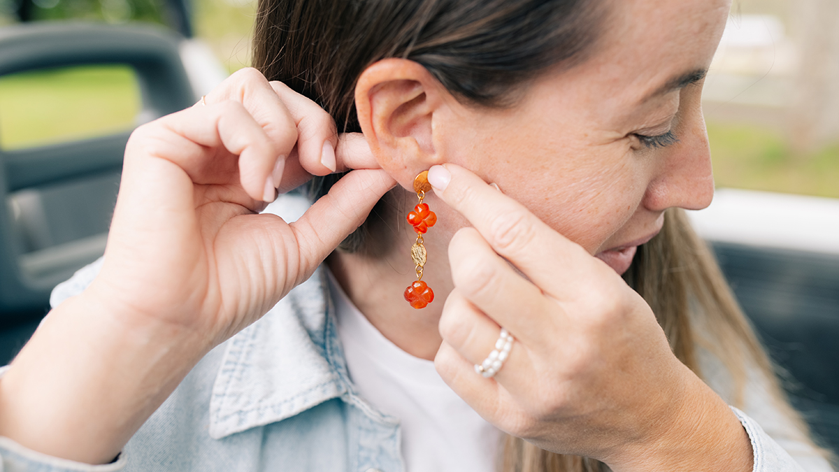 Carnelian clover pendant earrings