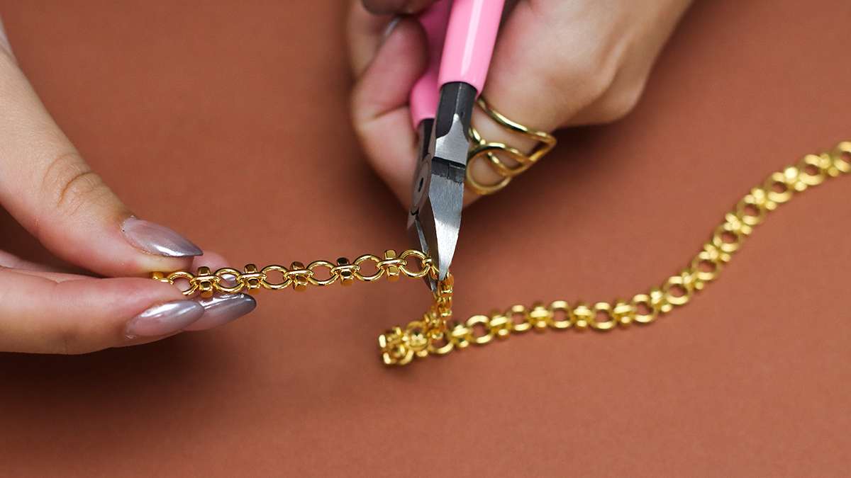 Vintage double-link bracelet with Aurora crystal setting : Step 2 Vintage double-link bracelet with Aurora crystal setting : Step 2