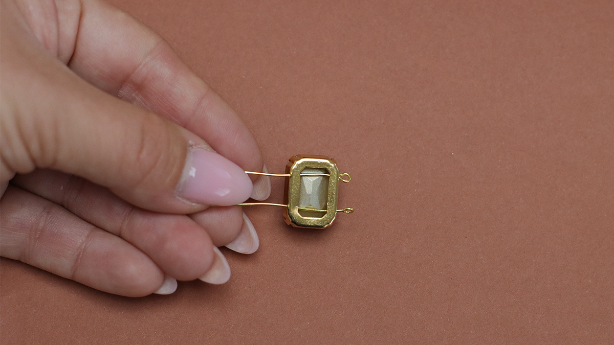 Vintage double-link bracelet with Aurora crystal setting : Step 3 Vintage double-link bracelet with Aurora crystal setting : Step 3