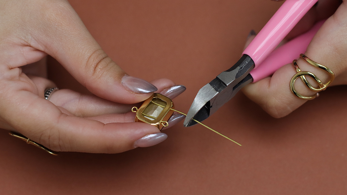 Vintage double-link bracelet with Aurora crystal setting : Step 4 Vintage double-link bracelet with Aurora crystal setting : Step 4