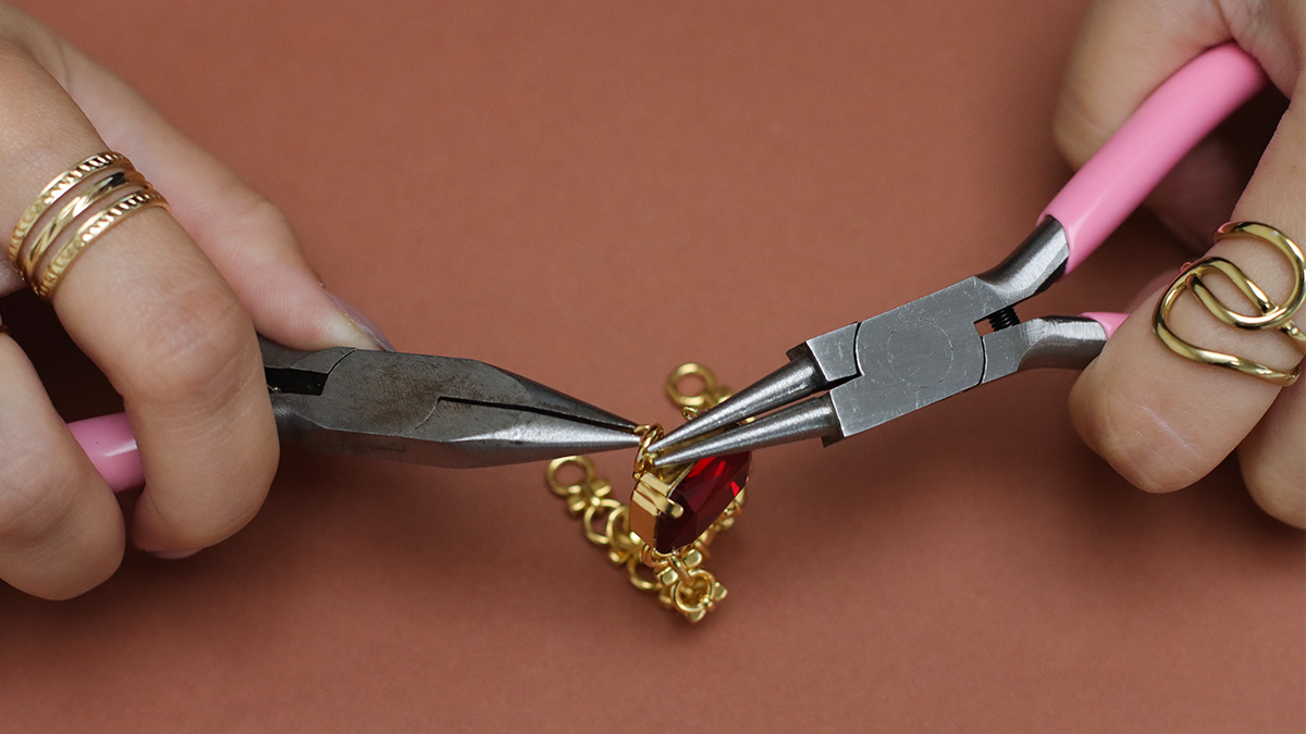 Vintage double-link bracelet with Aurora crystal setting : Step 7 Vintage double-link bracelet with Aurora crystal setting : Step 7