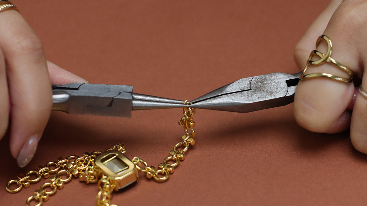 Vintage double-link bracelet with Aurora crystal setting : Step 8 Vintage double-link bracelet with Aurora crystal setting : Step 8