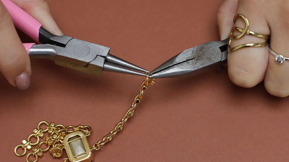 Vintage double-link bracelet with Aurora crystal setting : Step 9 Vintage double-link bracelet with Aurora crystal setting : Step 9