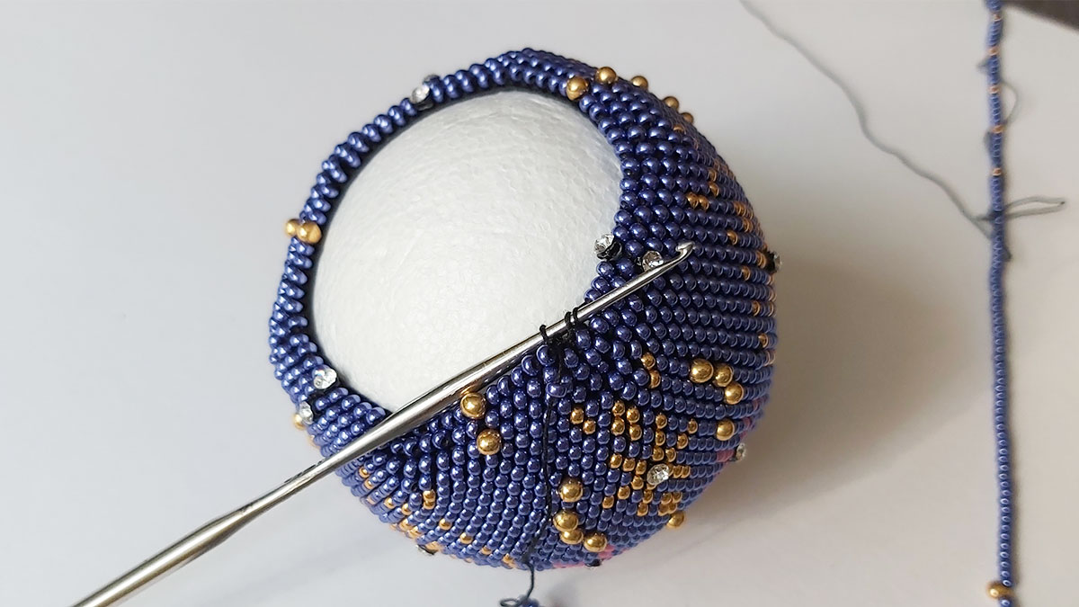 Blue and pink spiral crochet bauble : Step 6