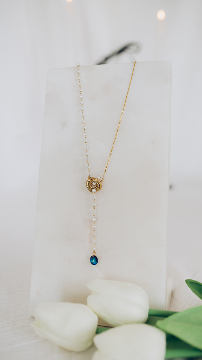 Y necklace with pearly pearls and crystal