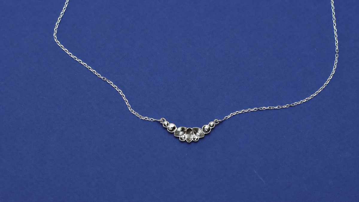 Silver necklace with blue crystals : Step 2